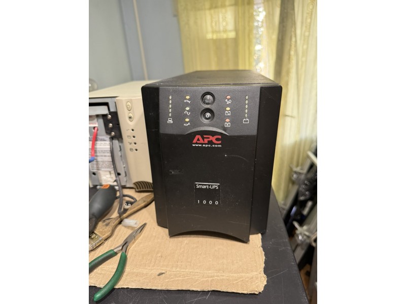 Бесперебойник ИБП UPS APC Smart-UPS 1000 (SUA1000I)