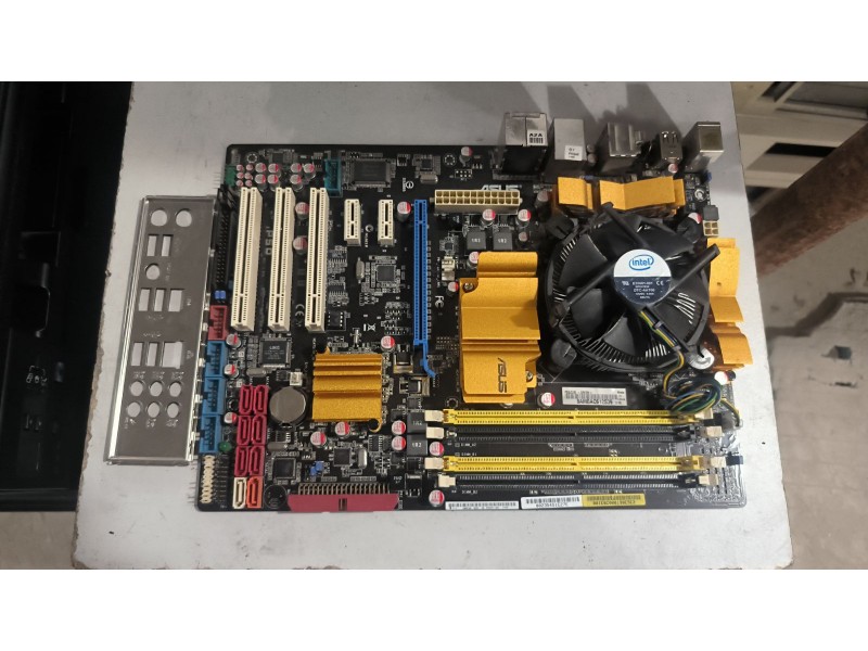 Материнська плата ASUS P5Q