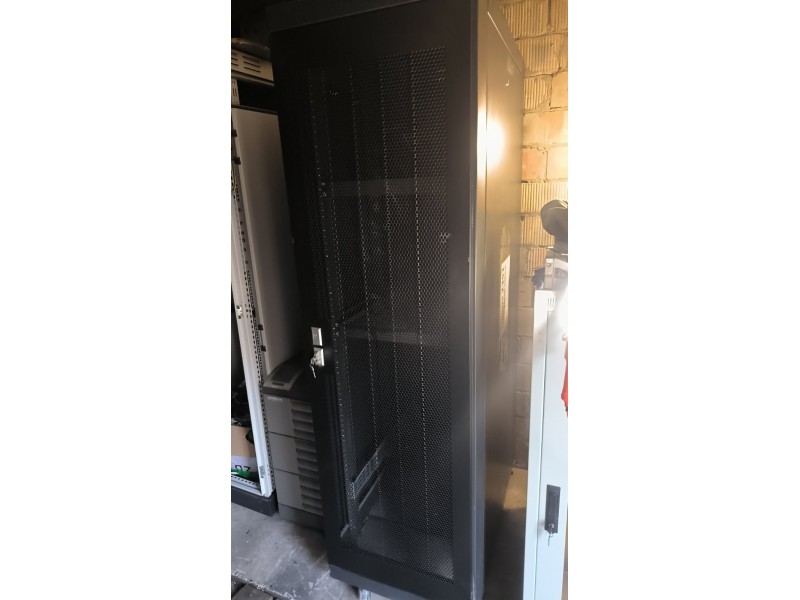 Серверна шафа сота 42U
