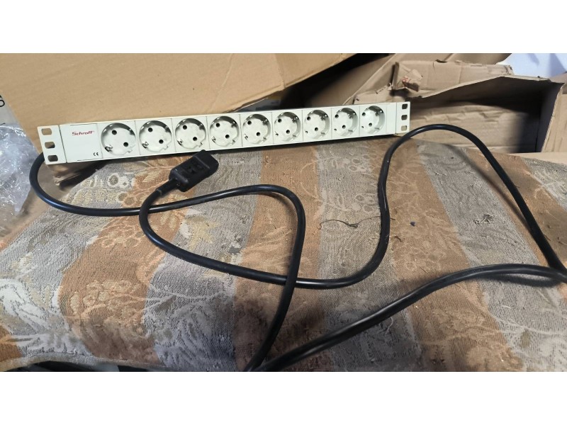 Блок розеток Schroff 1U у серверну шафу