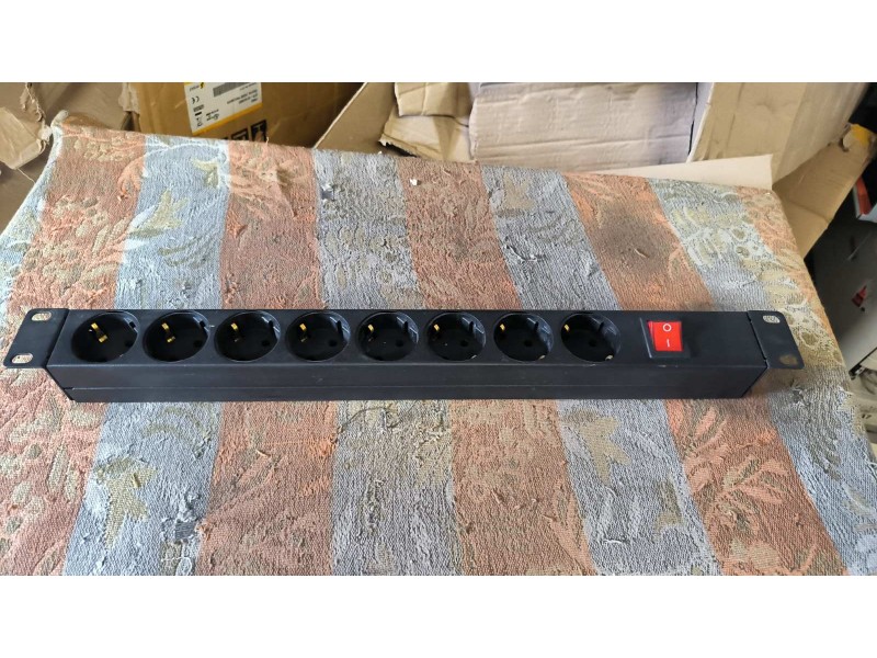 Блок розеток чорний 1U у серверну шафу