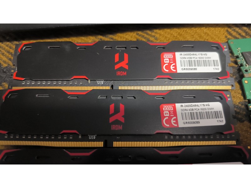 Память DDR4 4Gb ir-2400