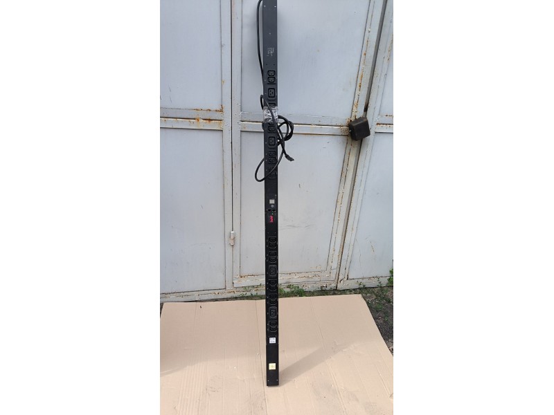 Блок розподілу живлення APC Metered Rack PDU AP7852