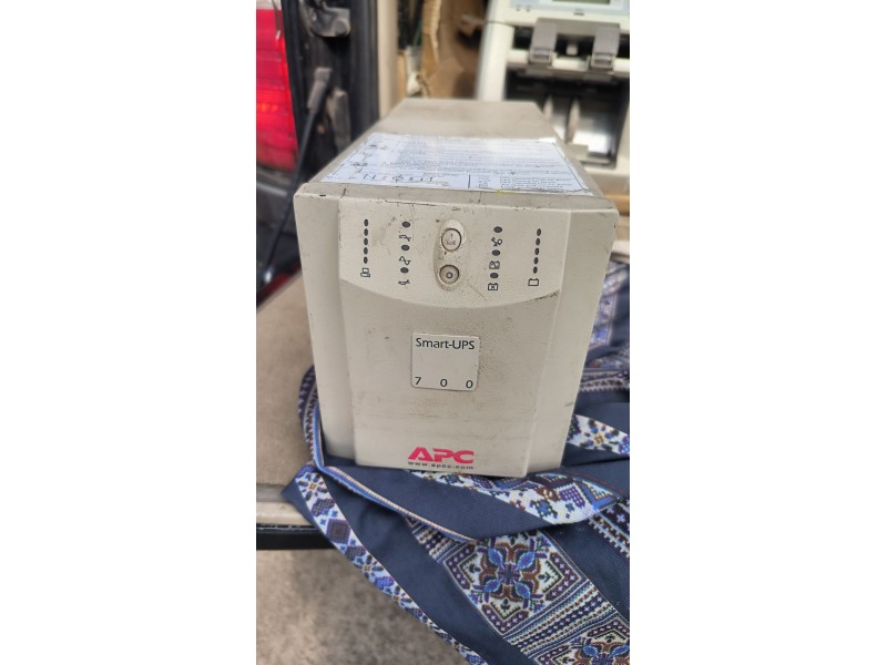 Бесперебійник APC Smart-UPS 700 SU700INET
