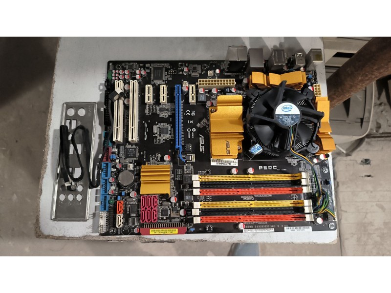 Материнська плата ASUS P5QC
